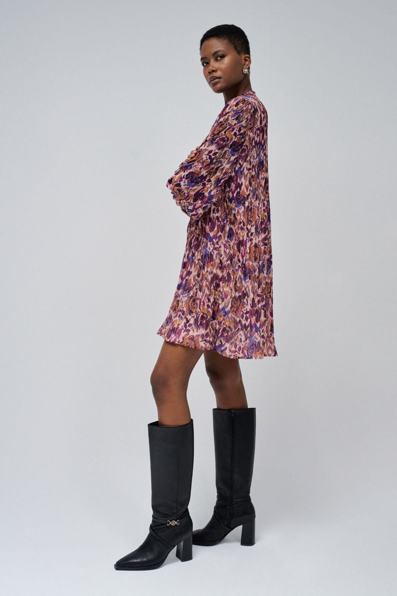 KLEID MIT FALTEN UND GRTEL