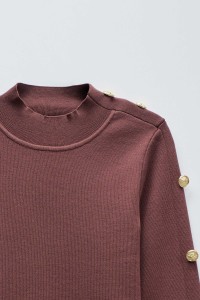 CAMISOLA DE MALHA COM BOTES DOURADOS