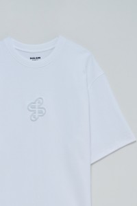 T-SHIRT MIT BRANDING