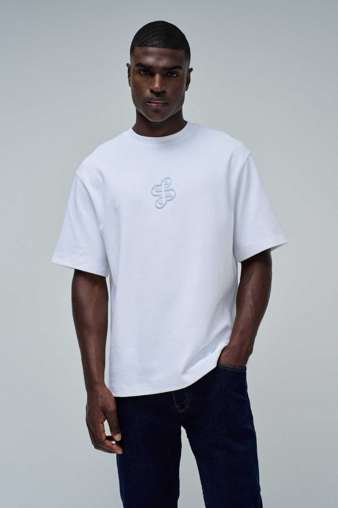 T-SHIRT MIT BRANDING
