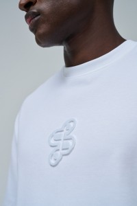 T-SHIRT MIT BRANDING