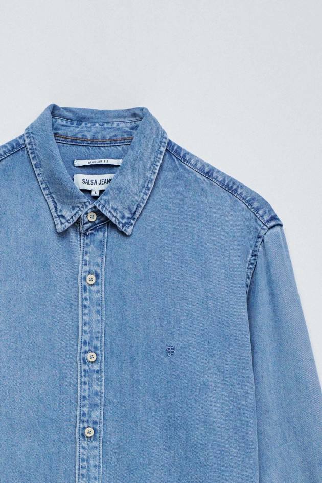 CAMISA EM DENIM LEVE