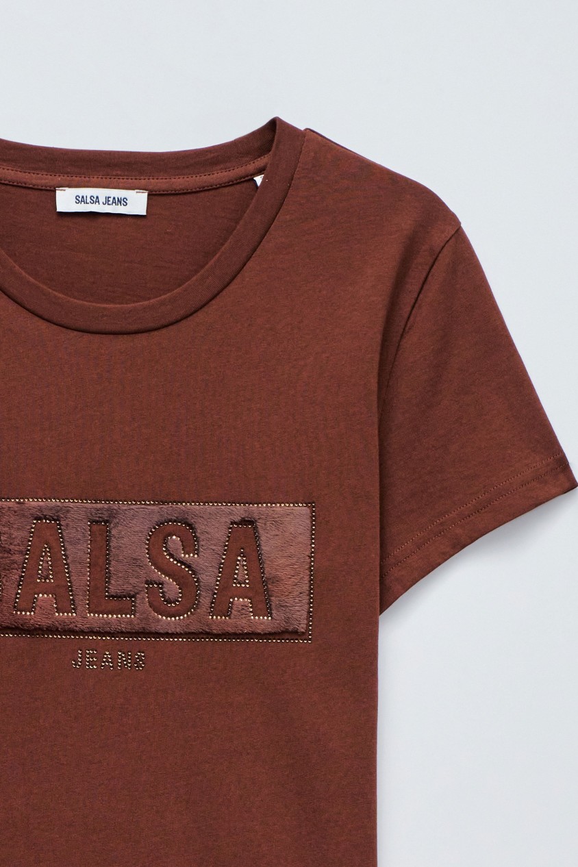 T-SHIRT MIT BRANDING