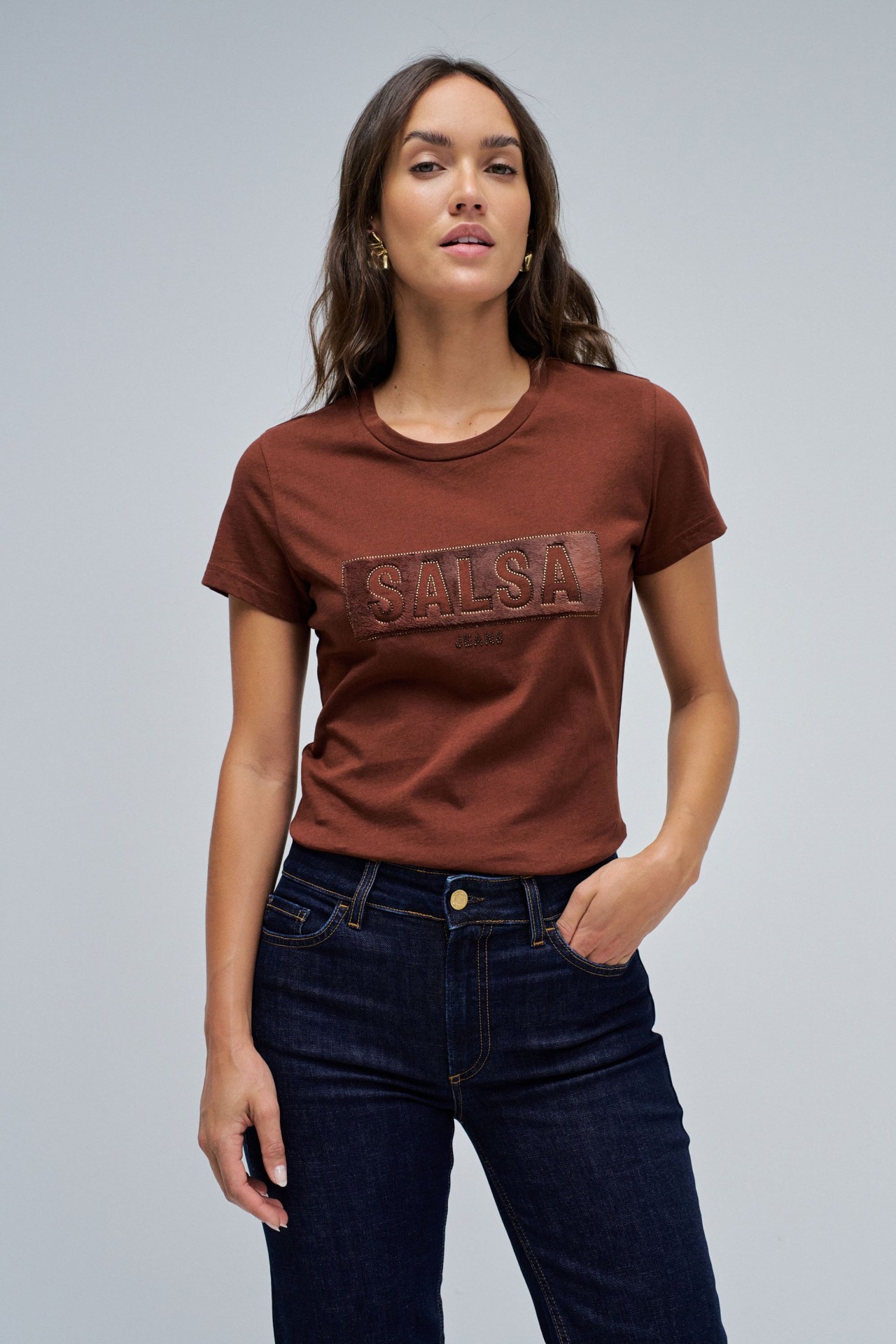 T-SHIRT MIT BRANDING