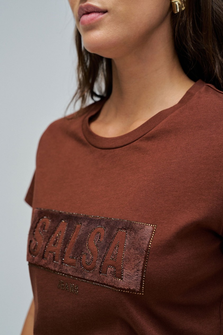 T-SHIRT MIT BRANDING