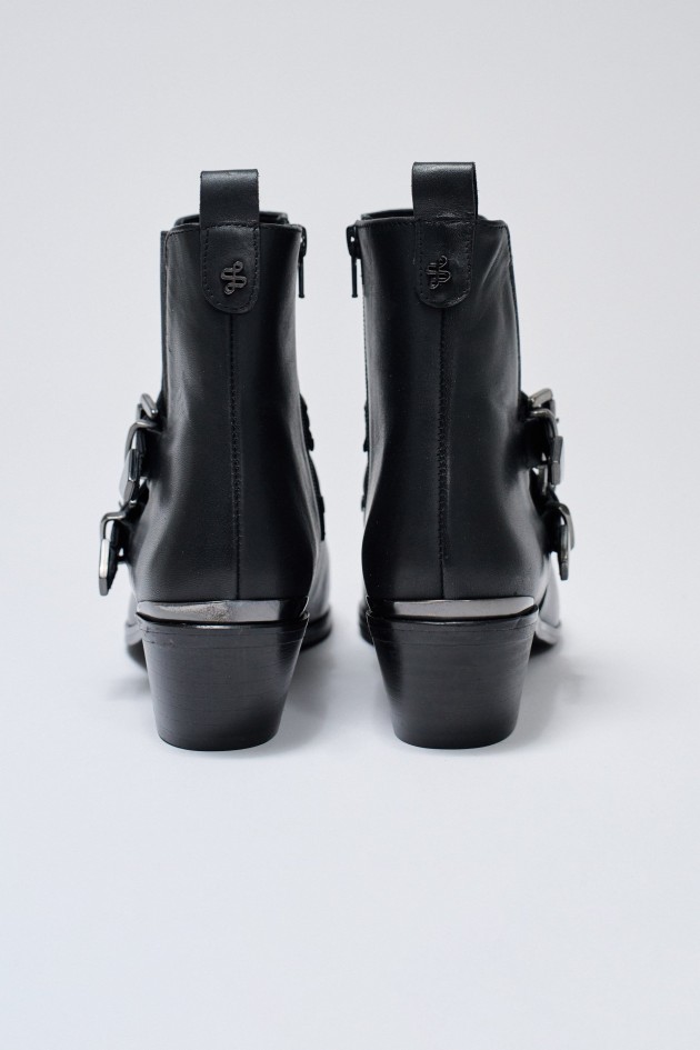 BOTINS DE PELE