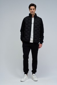 GEPOLSTERTE JACKE AUS VERSCHIEDENEN MATERIALIEN