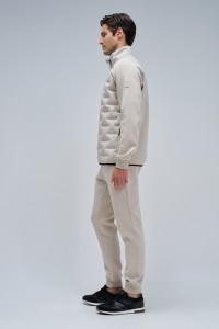 GEPOLSTERTE JACKE AUS VERSCHIEDENEN MATERIALIEN