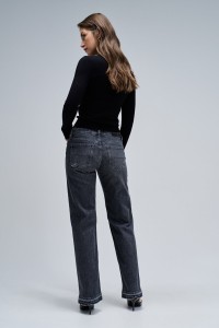 LOW RISE STRAIGHT JEANS
