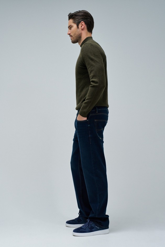 STRAIGHT FIT JEANS