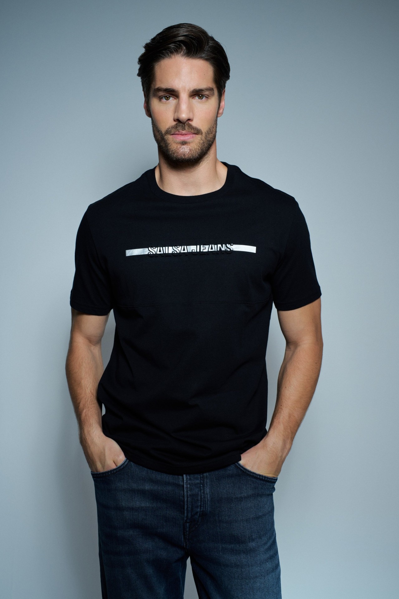 T-SHIRT MIT BRANDING