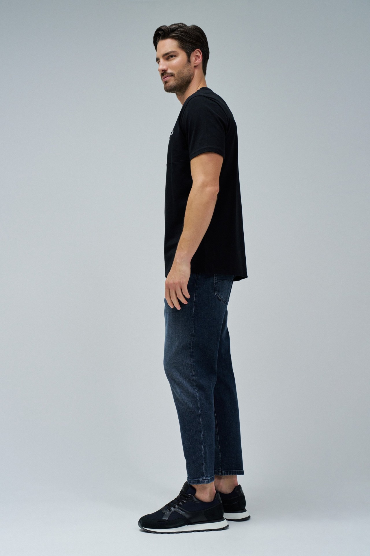 T-SHIRT MIT BRANDING