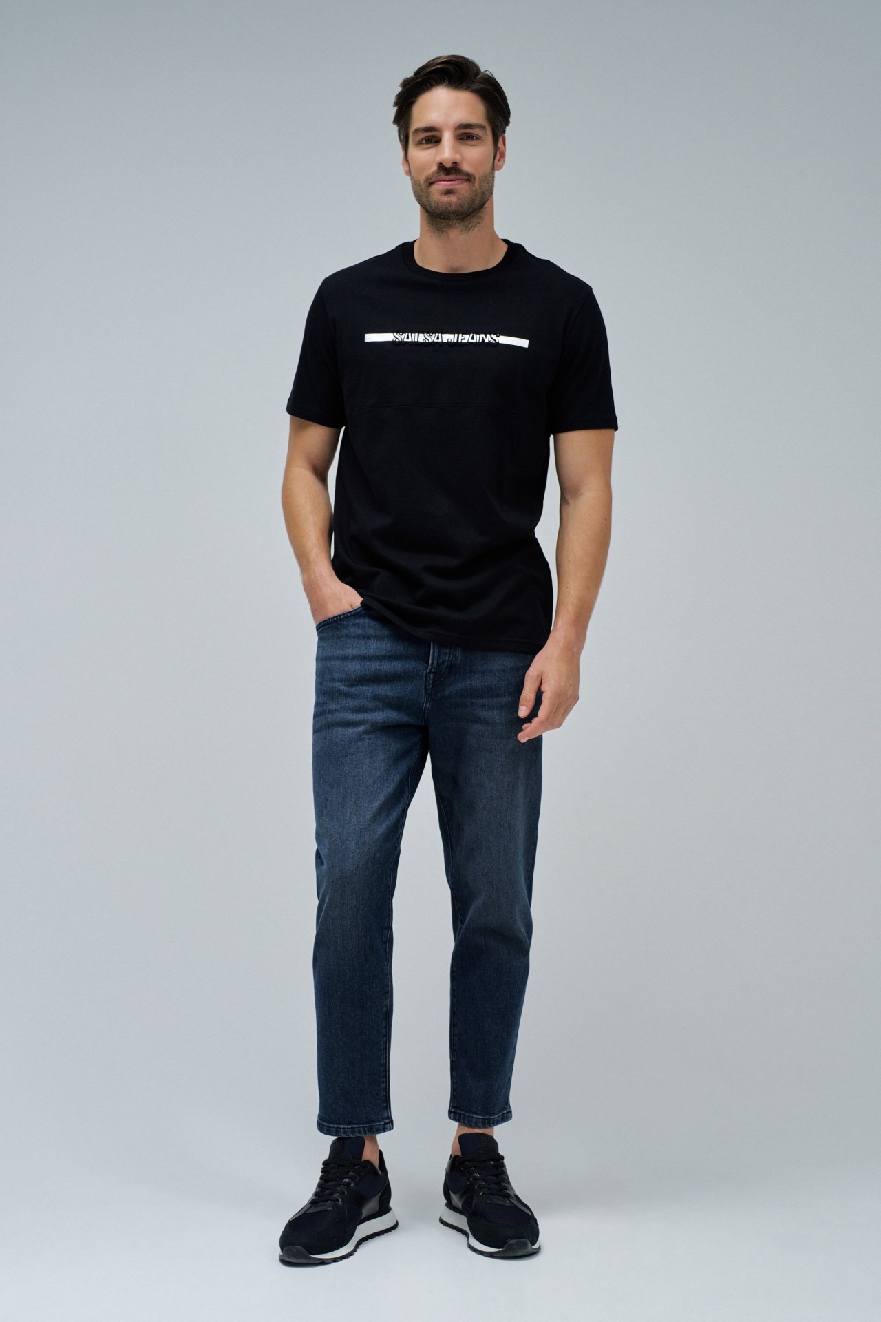 T-SHIRT MIT BRANDING