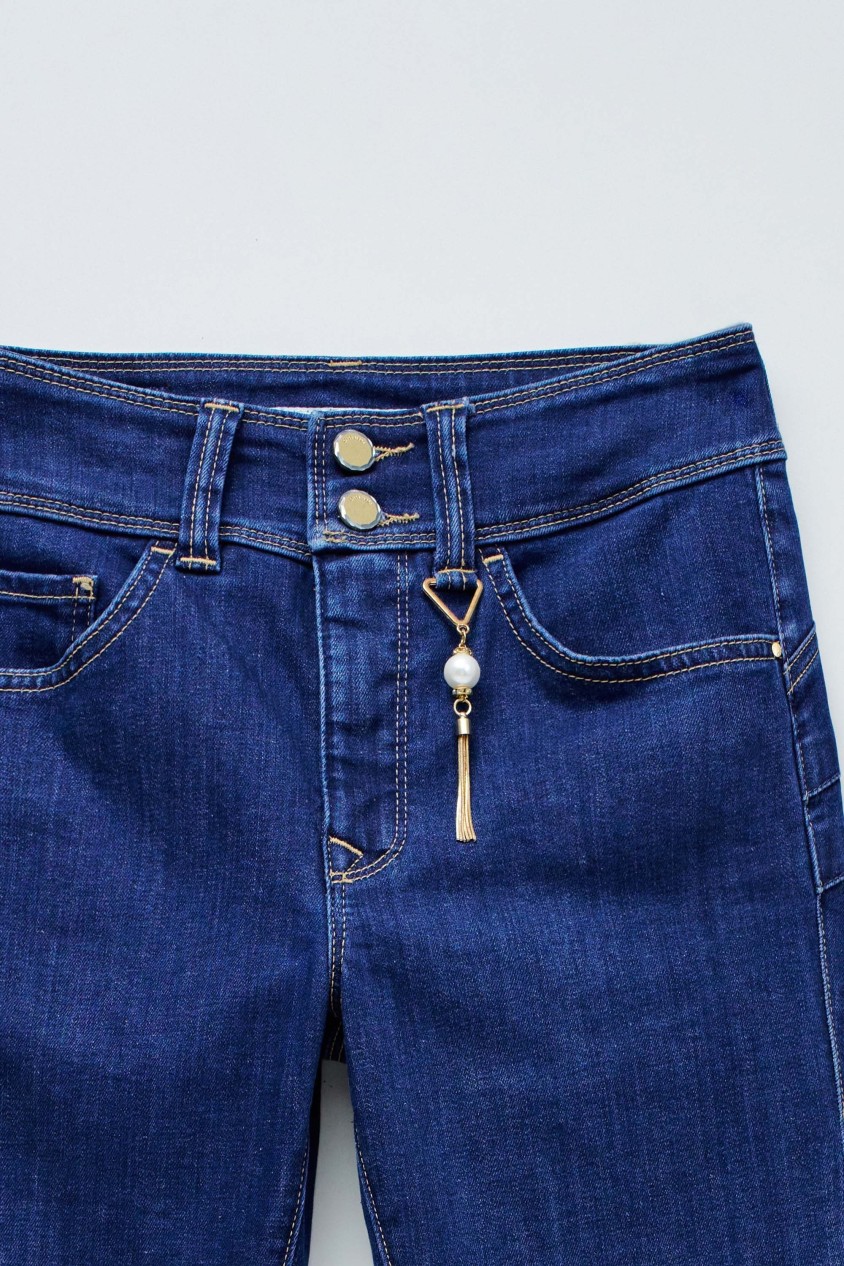 SECRET PUSH IN SKINNY JEANS