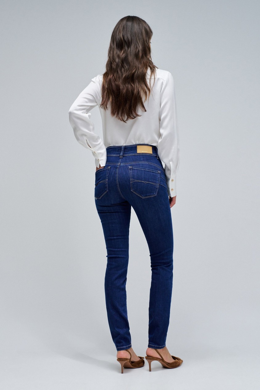 SECRET PUSH IN SKINNY JEANS