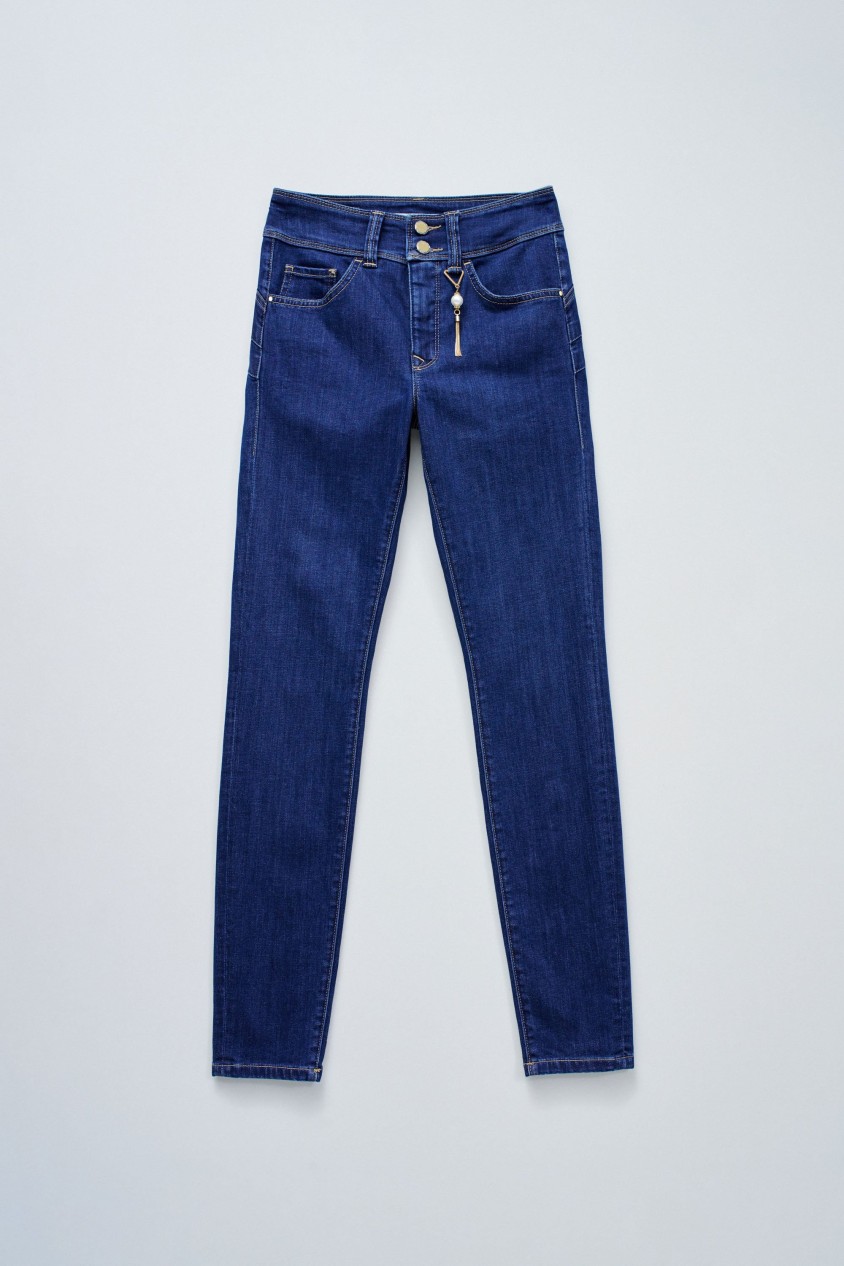 SECRET PUSH IN SKINNY JEANS