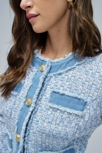 CASACO DE TWEED COM DETALHES EM DENIM