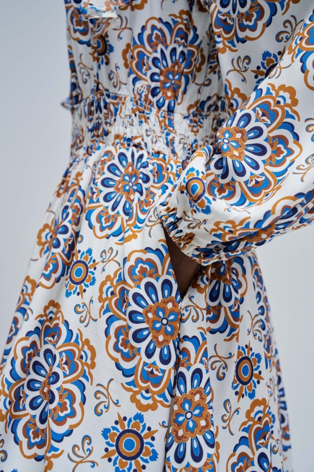 KURZES KLEID MIT MUSTER