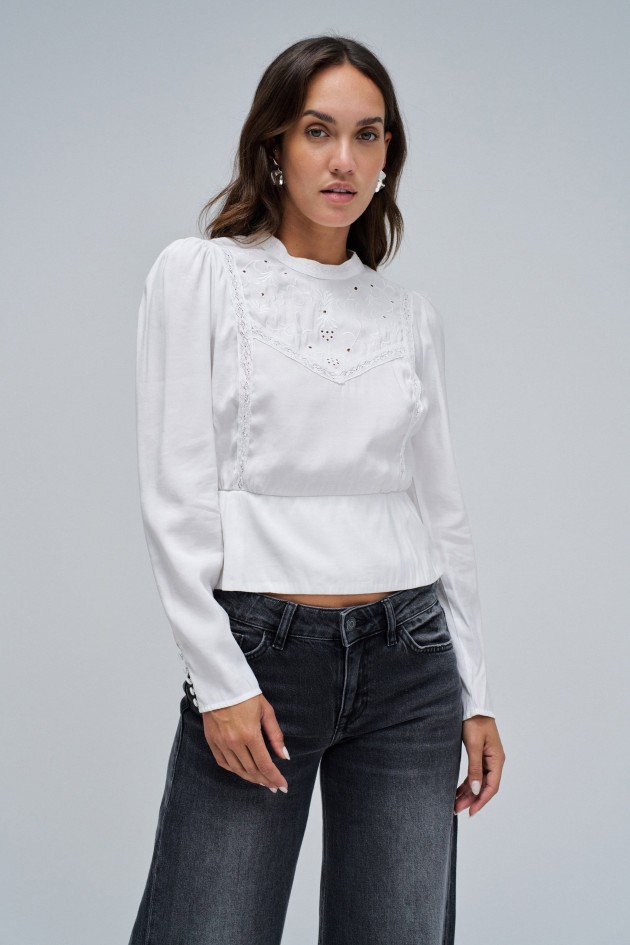 BLOUSE AVEC BRODERIES