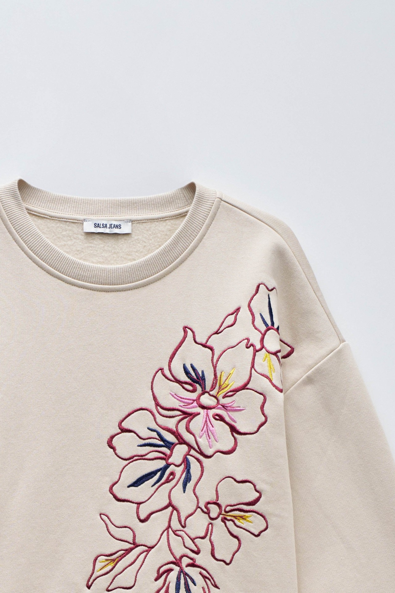SWEATSHIRT MIT BLUMENSTICKEREI