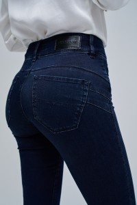 SECRET PUSH IN SKINNY JEANS