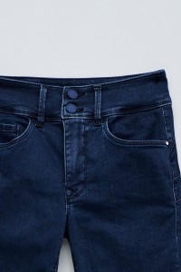 SECRET PUSH IN SKINNY JEANS