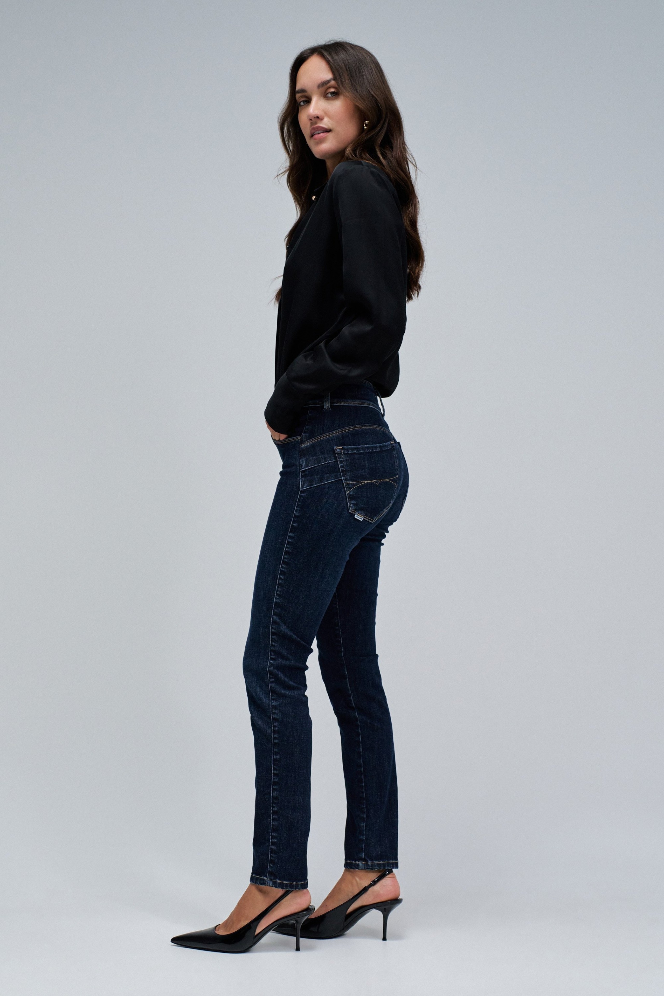 SECRET PUSH IN SKINNY JEANS