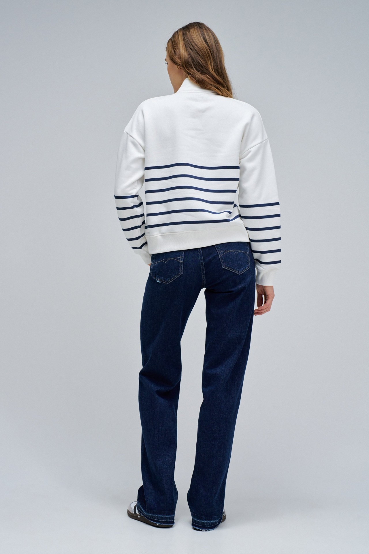 SWEATSHIRT DE RISCAS COM MEIO FECHO