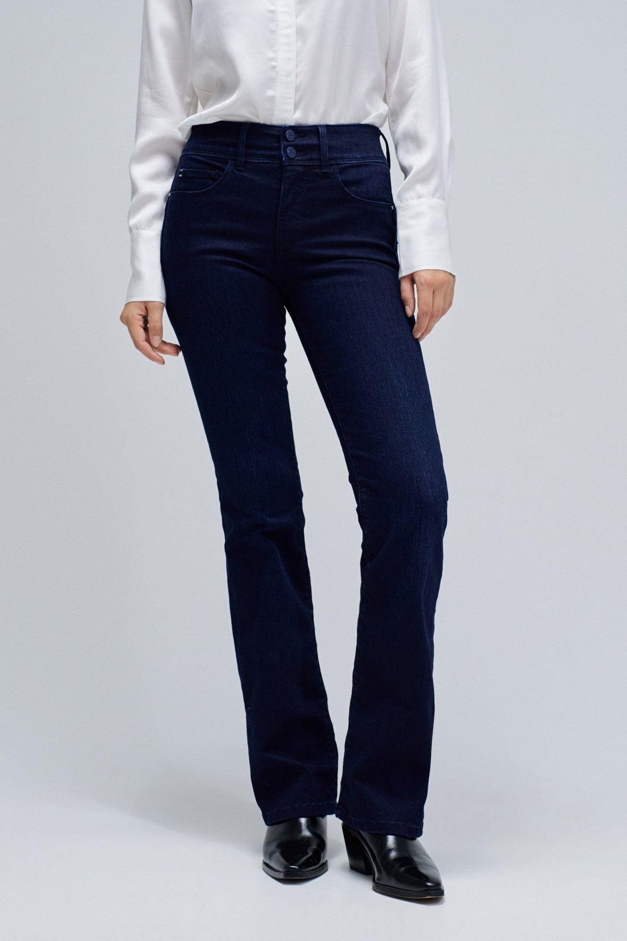 SECRET PUSH IN BOOTCUT JEANS