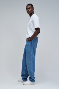 LOOSE FIT JEANS