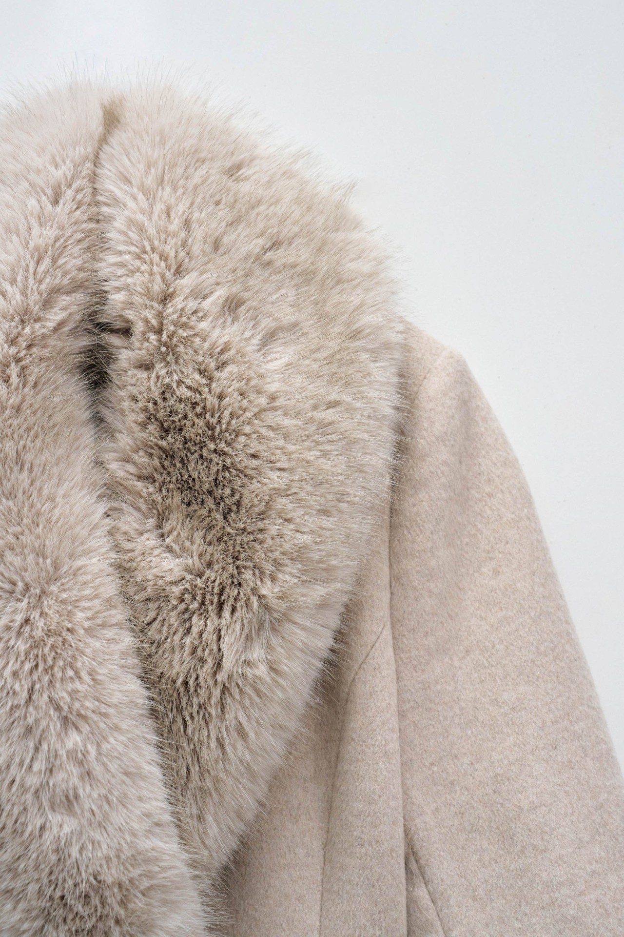 GRACE LANGE STOFFJACKEMIT PELZ