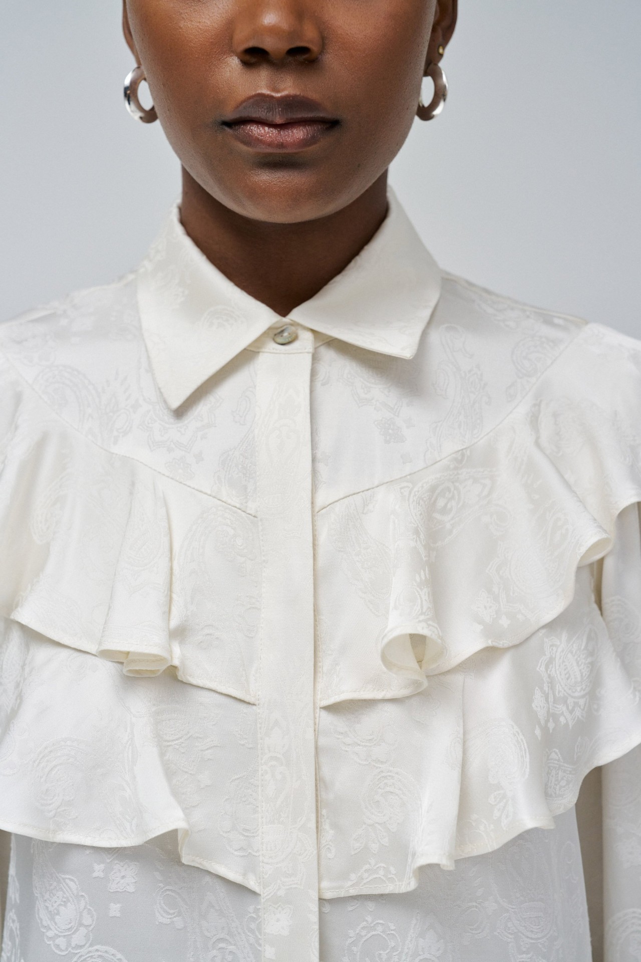 CHEMISE EN SATIN AVEC VOLANTS