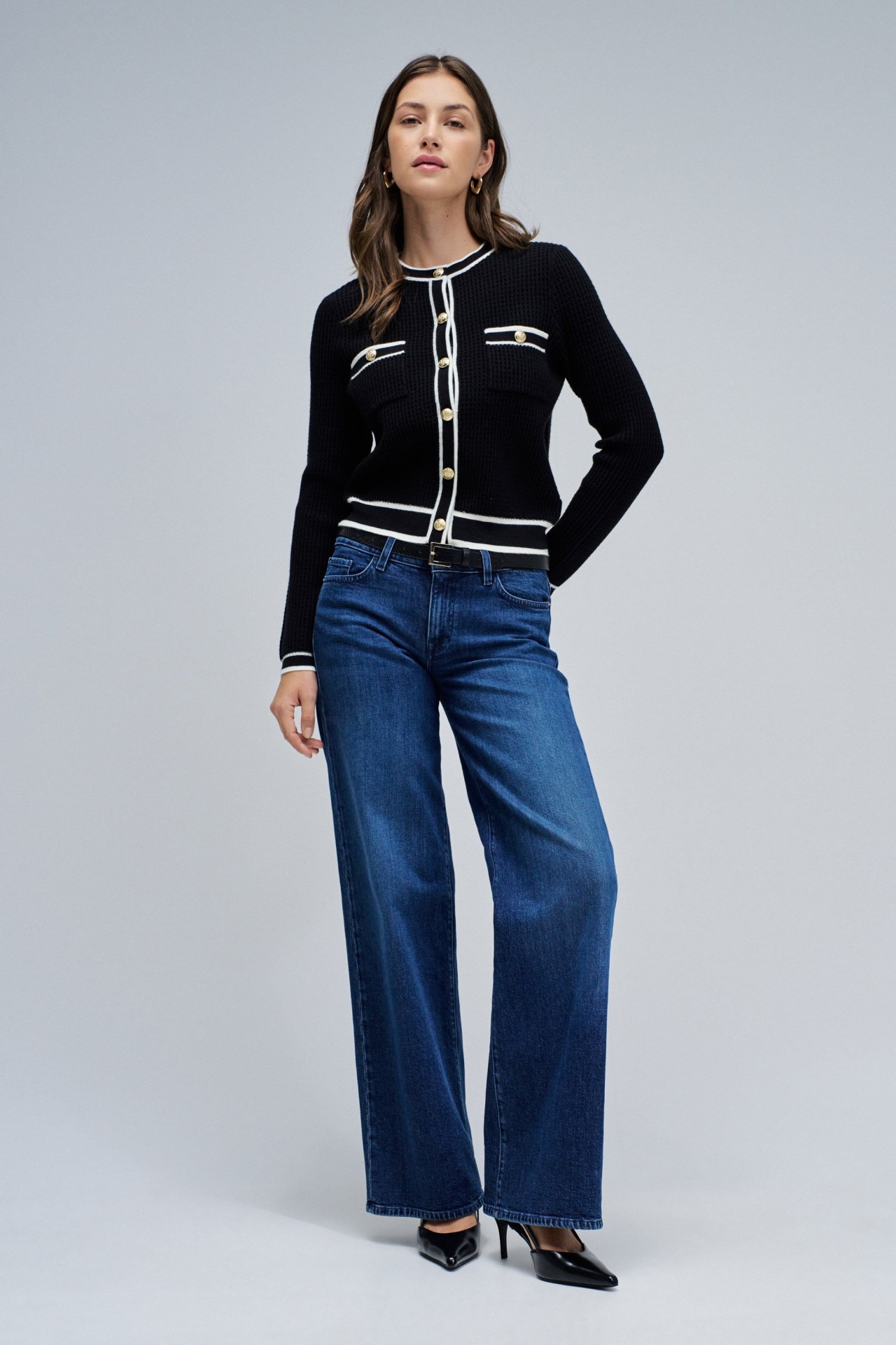 CARDIGAN COM BOTES DOURADOS