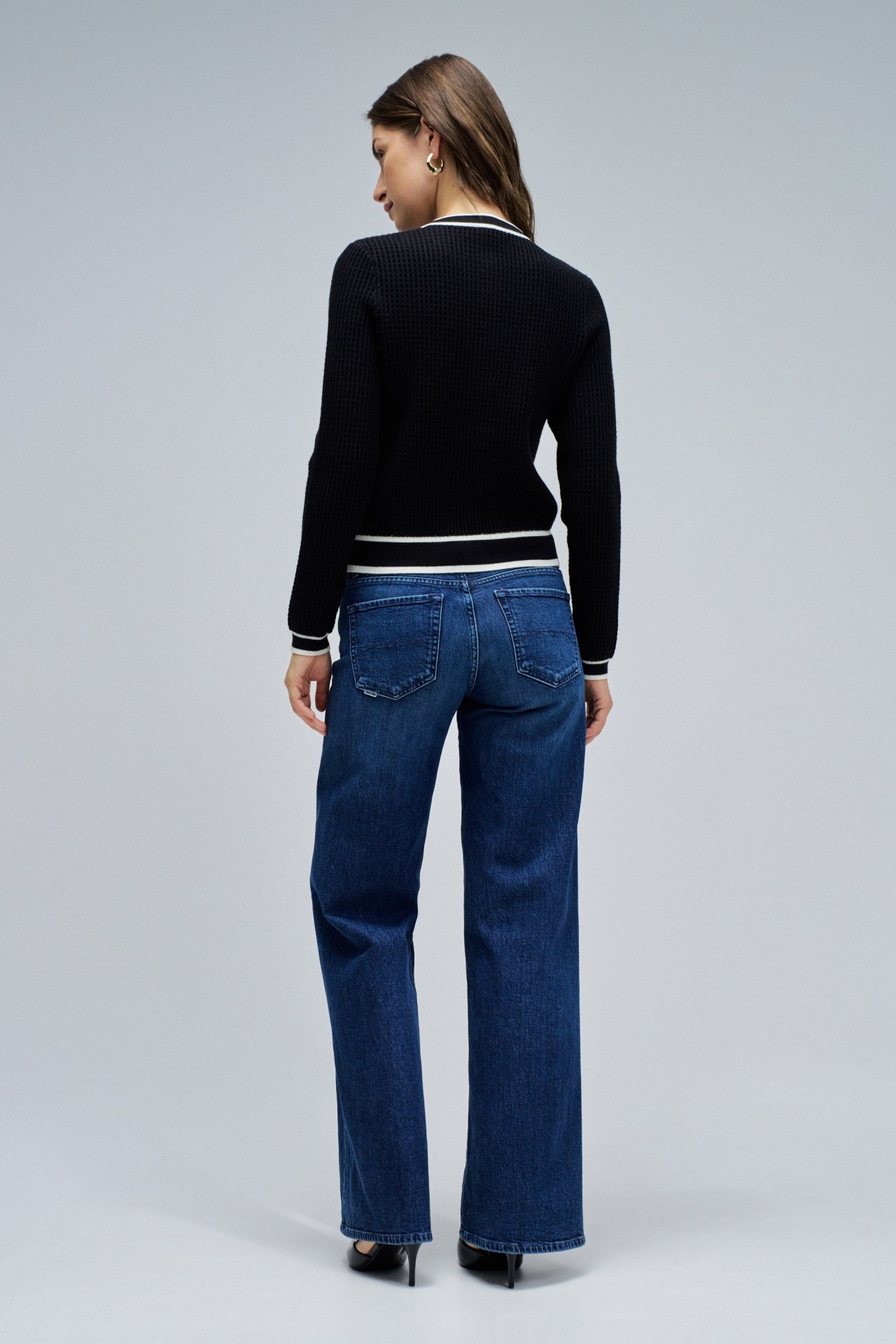 CARDIGAN COM BOTES DOURADOS