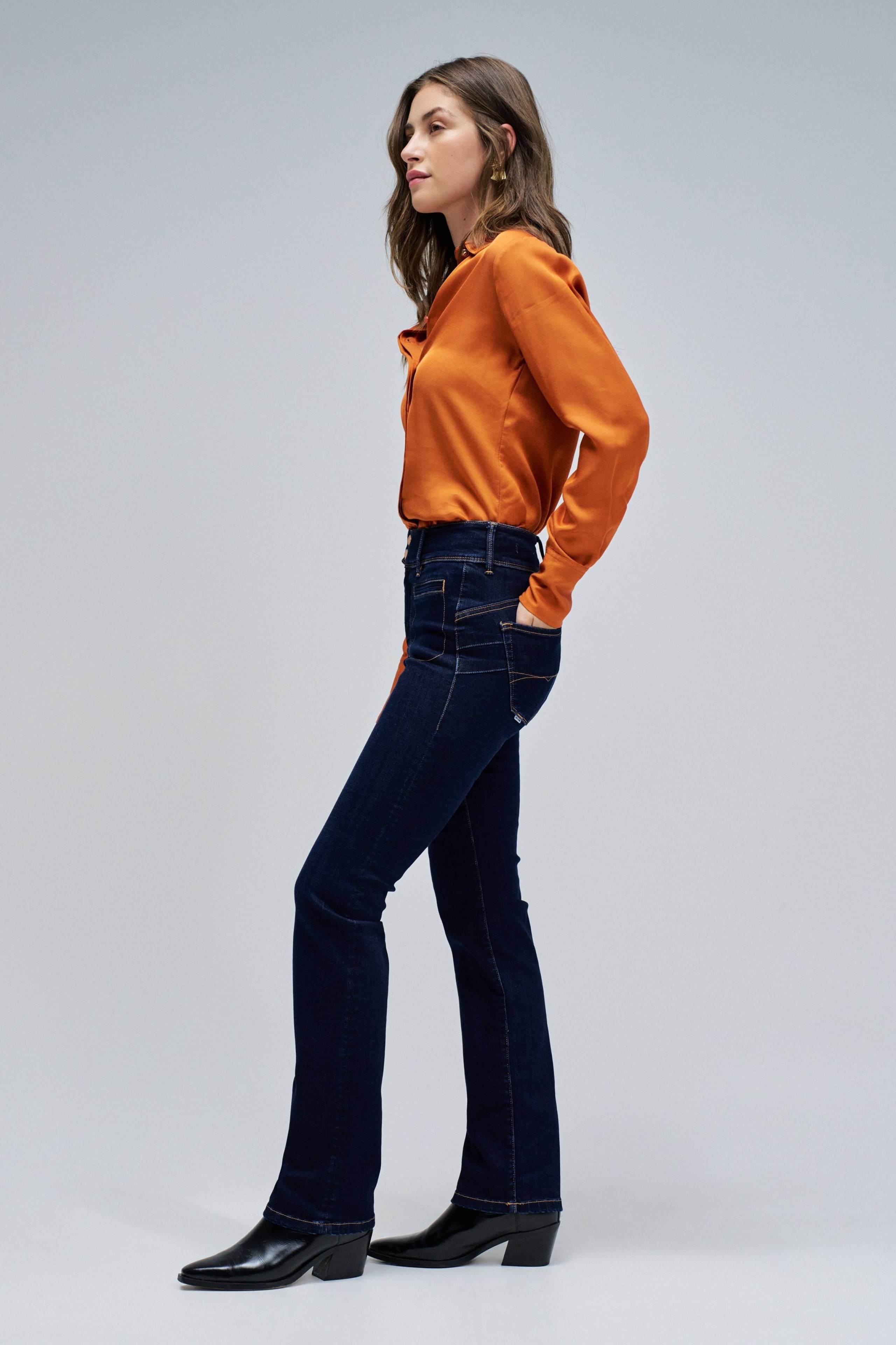 SECRET PUSH IN STRAIGHT JEANS