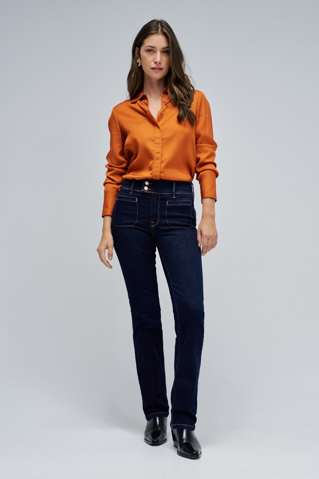 SECRET PUSH IN STRAIGHT JEANS