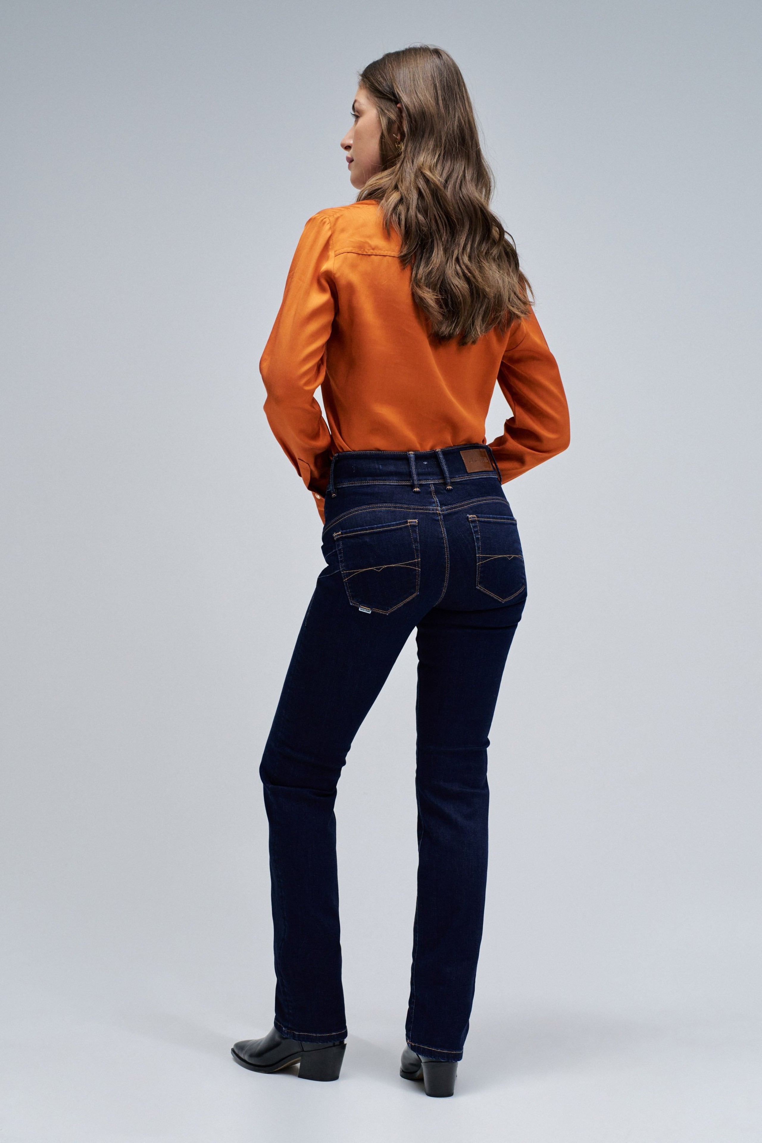 SECRET PUSH IN STRAIGHT JEANS