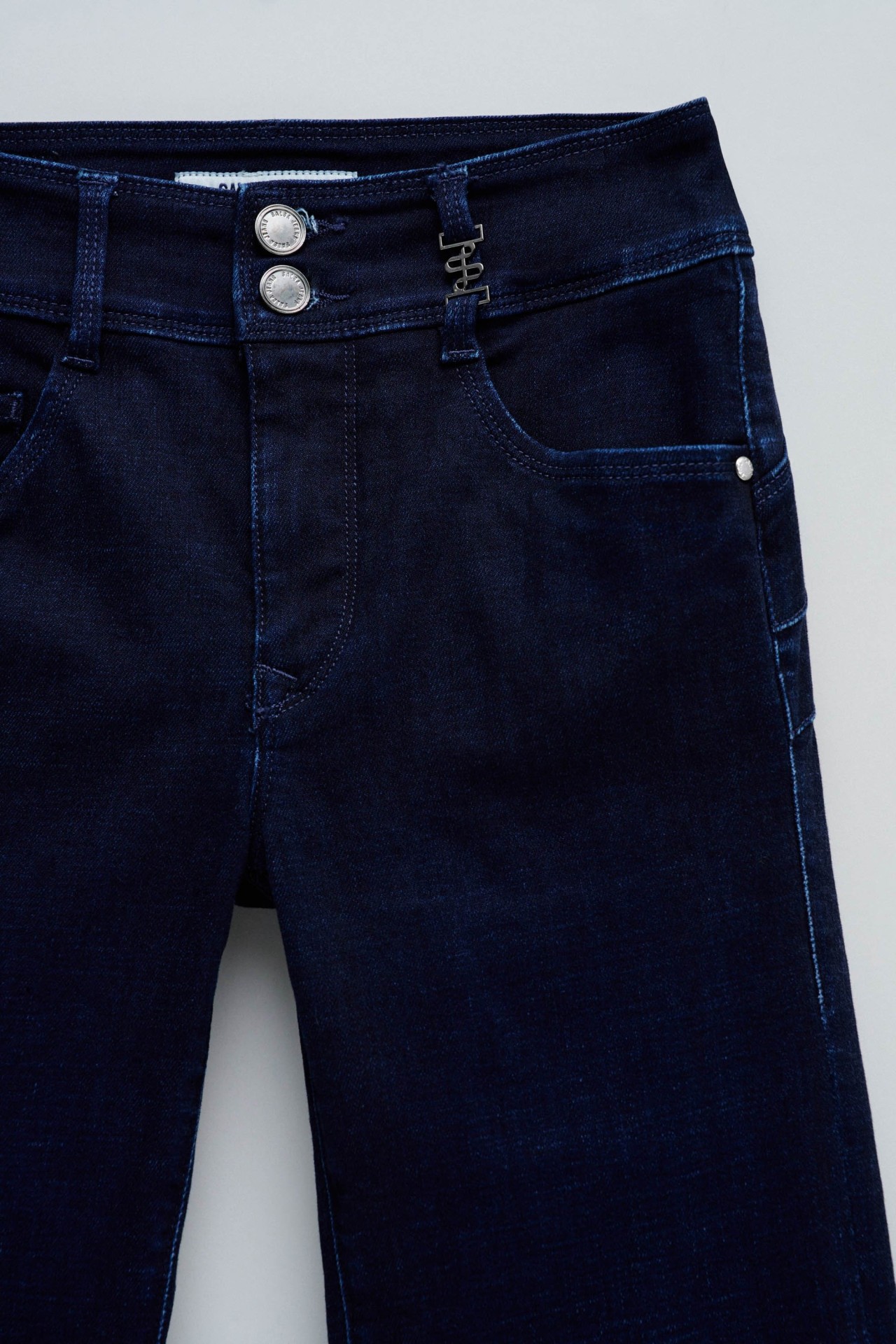 SECRET PUSH IN STRAIGHT JEANS