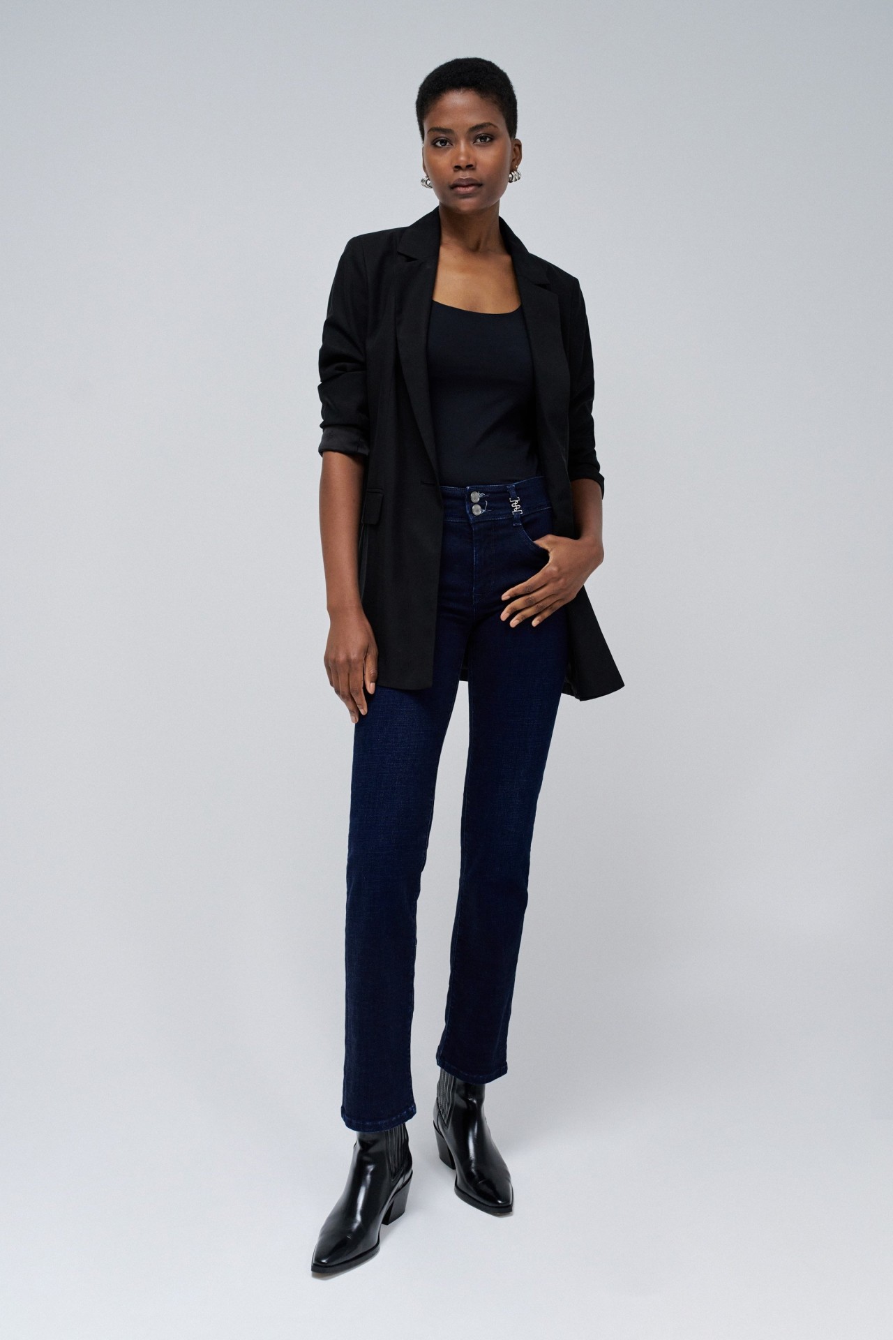 SECRET PUSH IN STRAIGHT JEANS