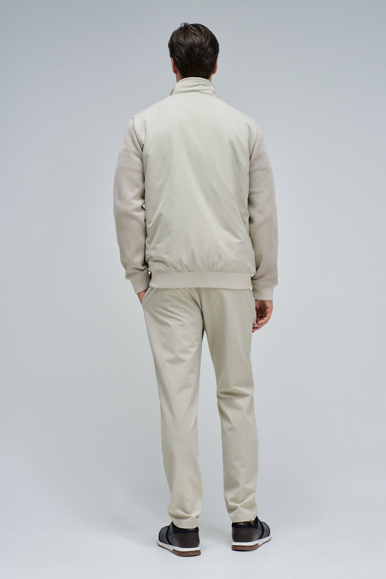 GEPOLSTERTE JACKE AUS VERSCHIEDENEN MATERIALIEN