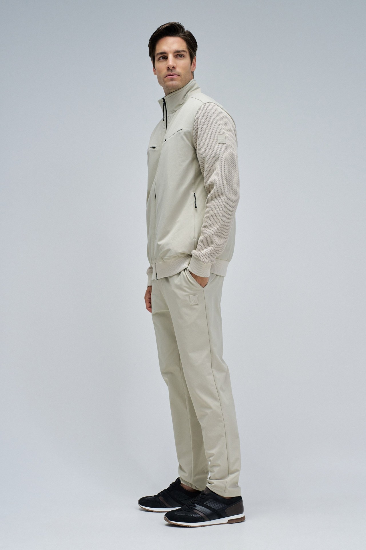 GEPOLSTERTE JACKE AUS VERSCHIEDENEN MATERIALIEN