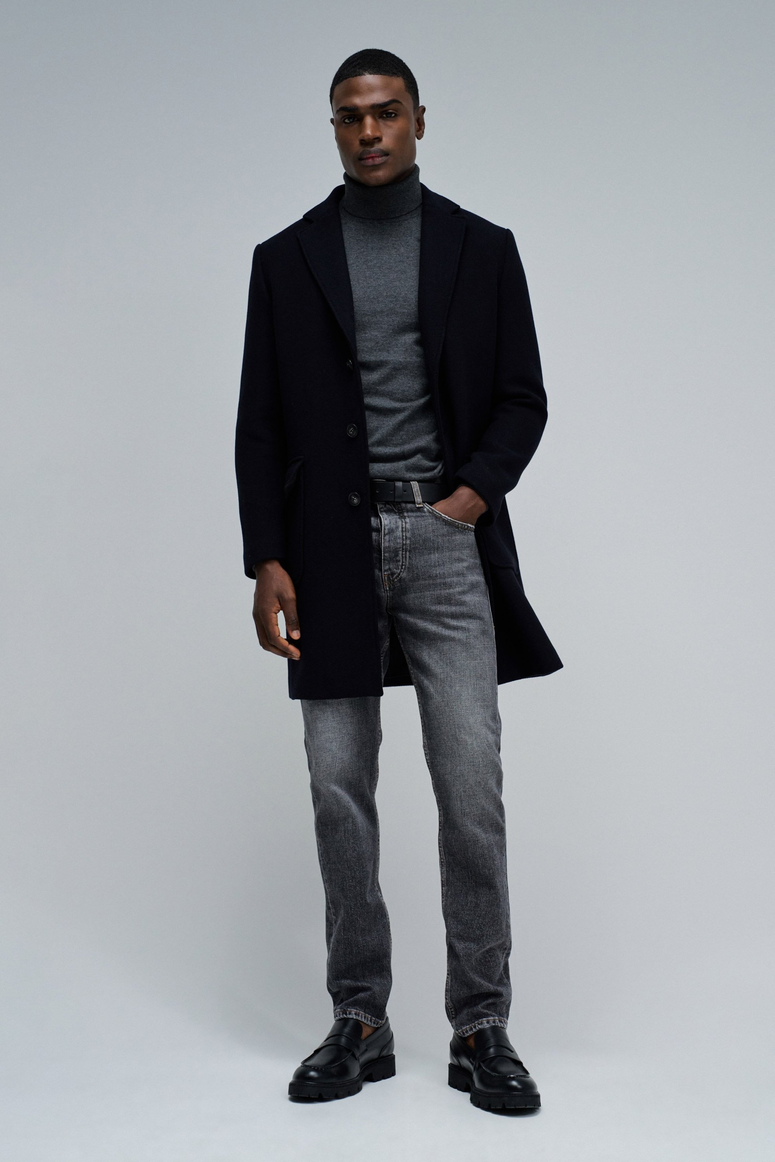 ABRIGO DE PAÑO CON CAPUCHA