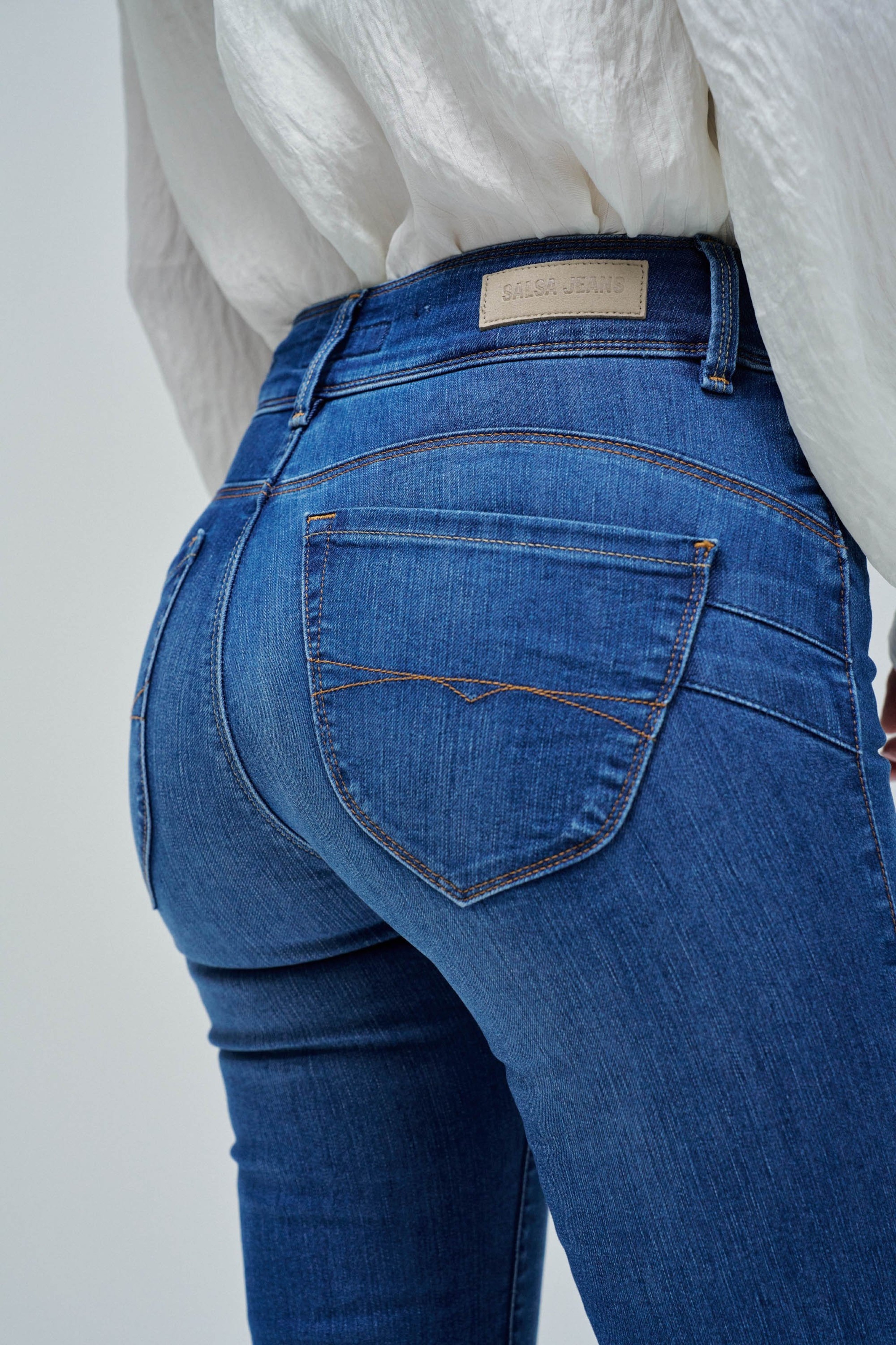 SECRET PUSH IN SLIM JEANS