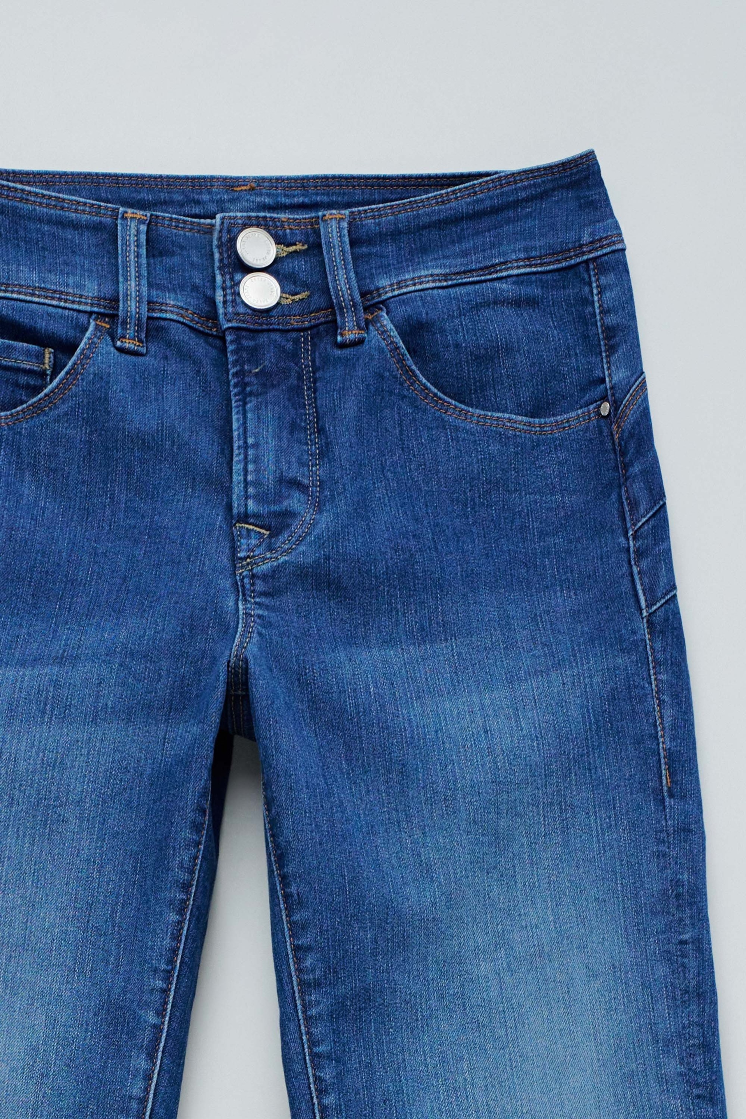 SECRET PUSH IN SLIM JEANS