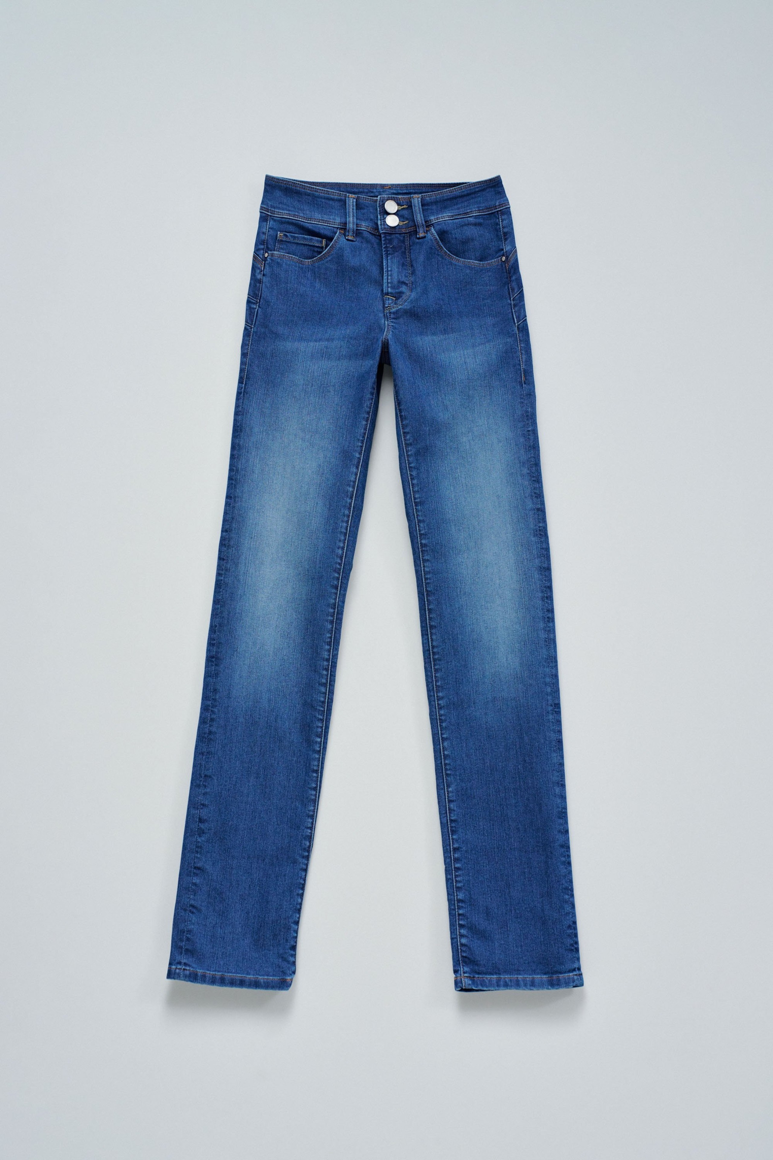 SECRET PUSH IN SLIM JEANS