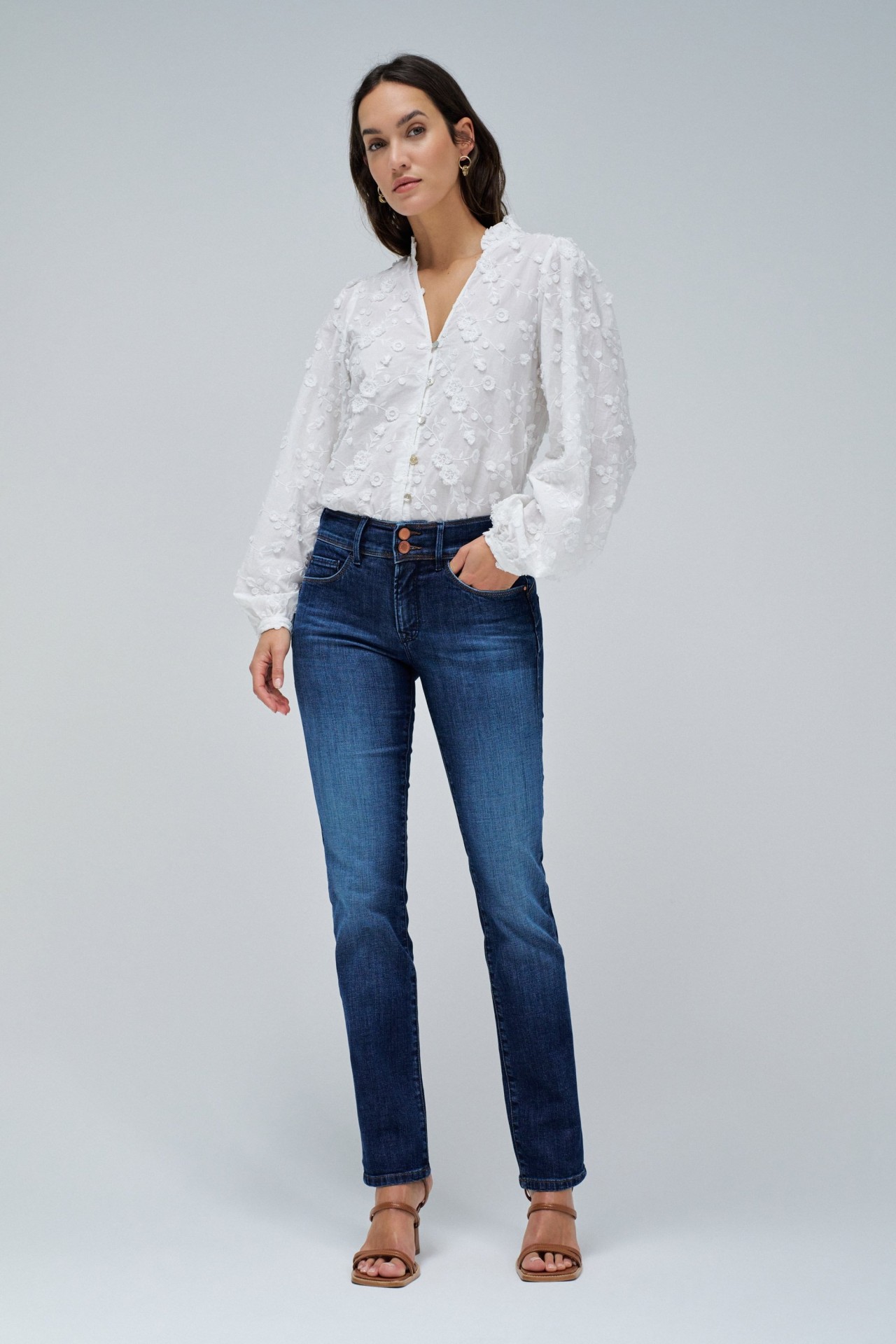 SECRET PUSH IN SLIM JEANS