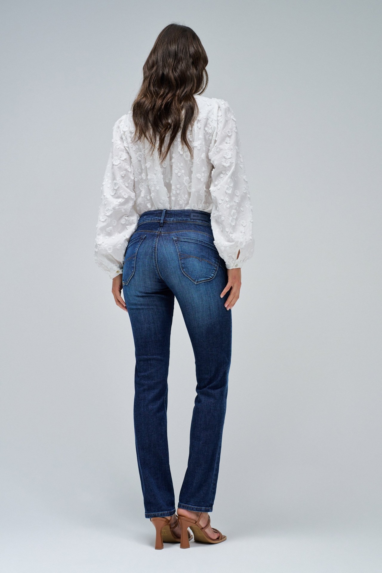 SECRET PUSH IN SLIM JEANS