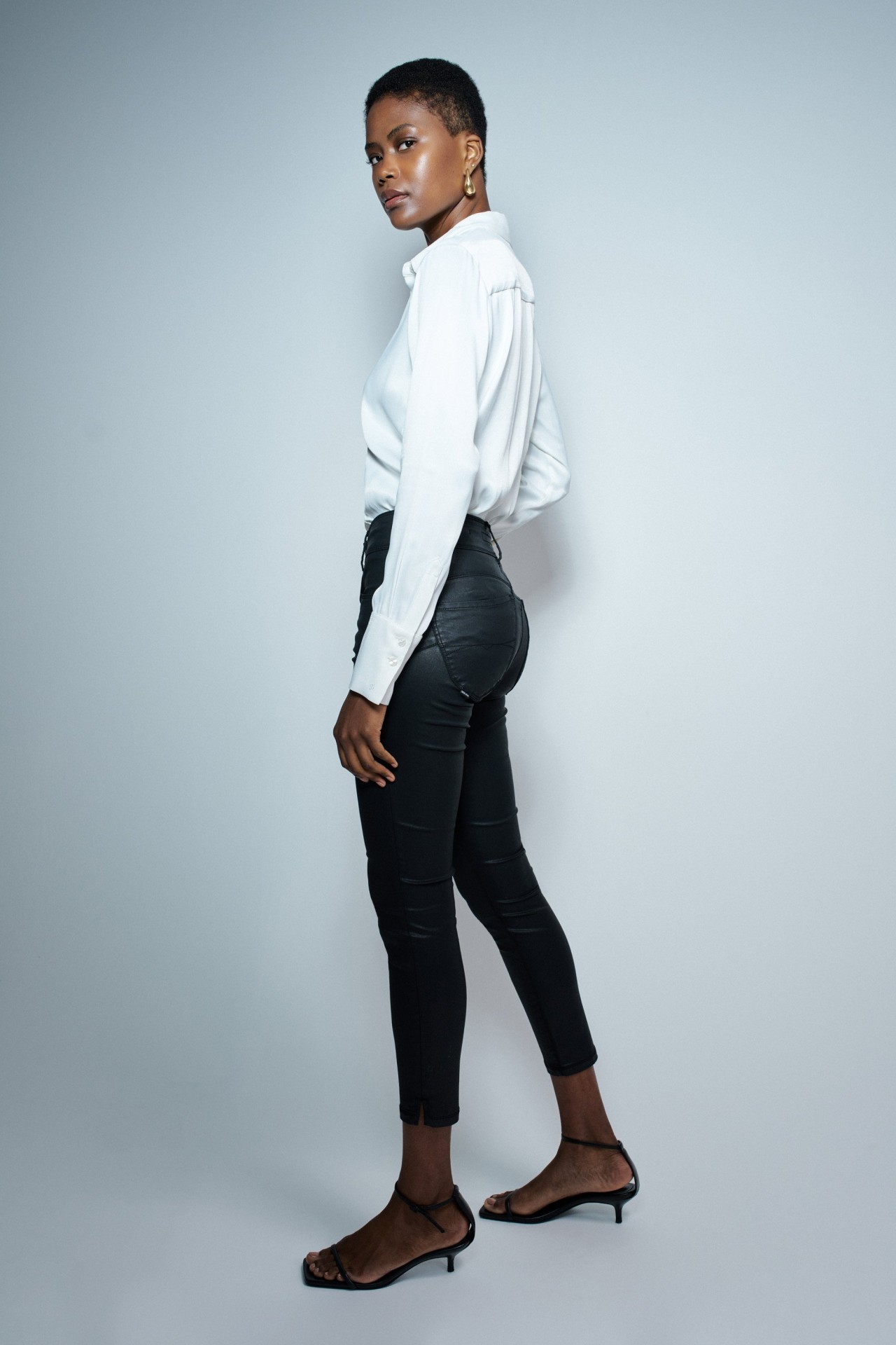 SECRET PUSH IN CROPPED SKINNY JEANS