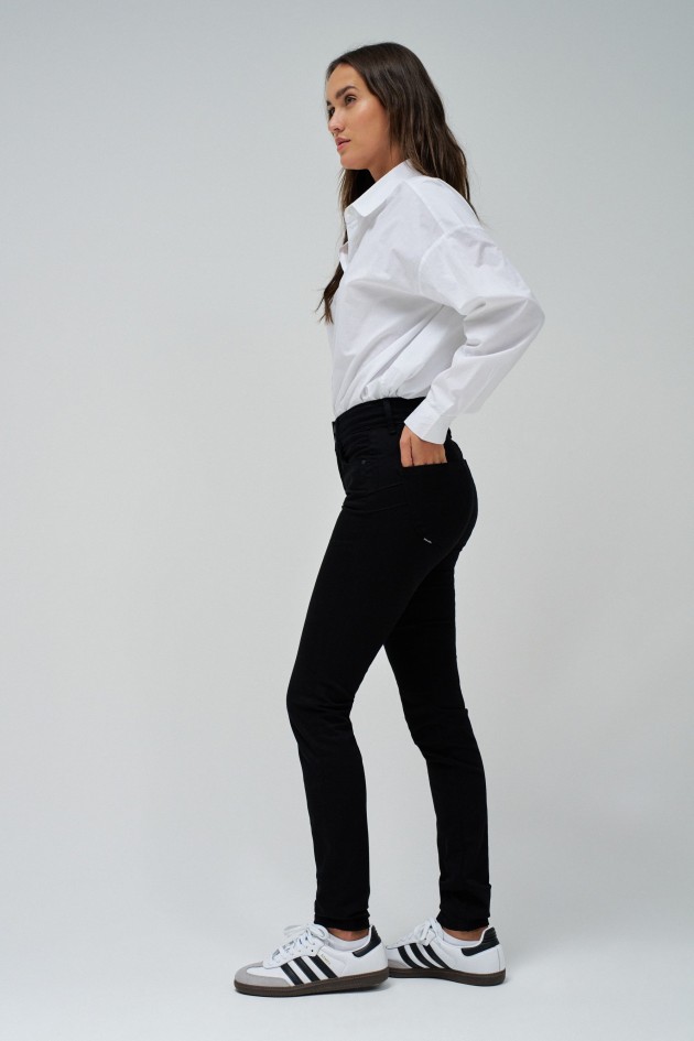 SECRET PUSH IN SKINNY JEANS