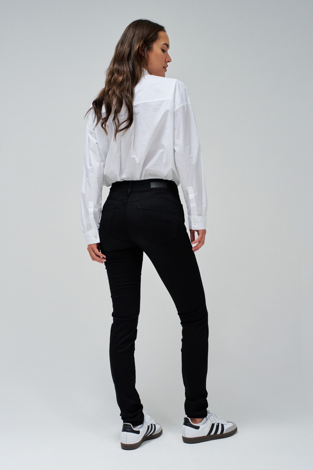 SECRET PUSH IN SKINNY JEANS